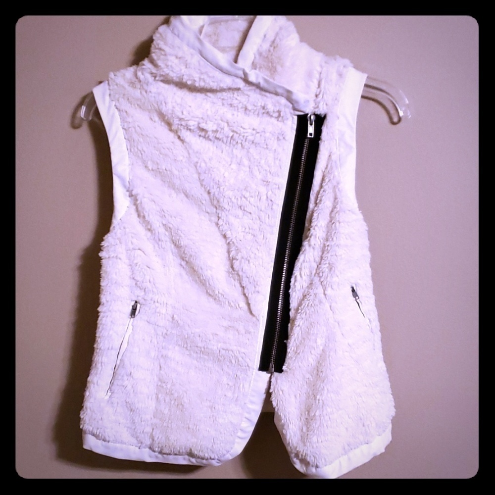 Faux fur vest by papaya crossbody zip